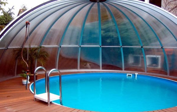 jeden ultramoderný bazén - dizajn - polovica bazéna je pokrytá
