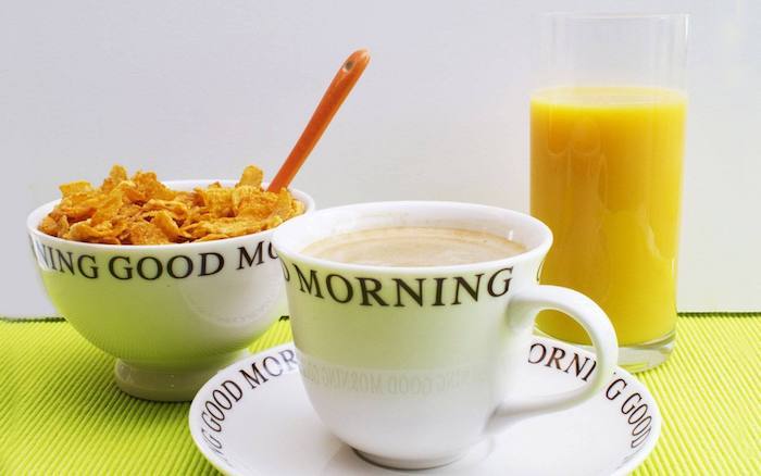 o ceașcă de cafea, cereale, un pahar de suc de portocale - elementele de bază ale unui mic dejun sănătos - poze bune dimineața