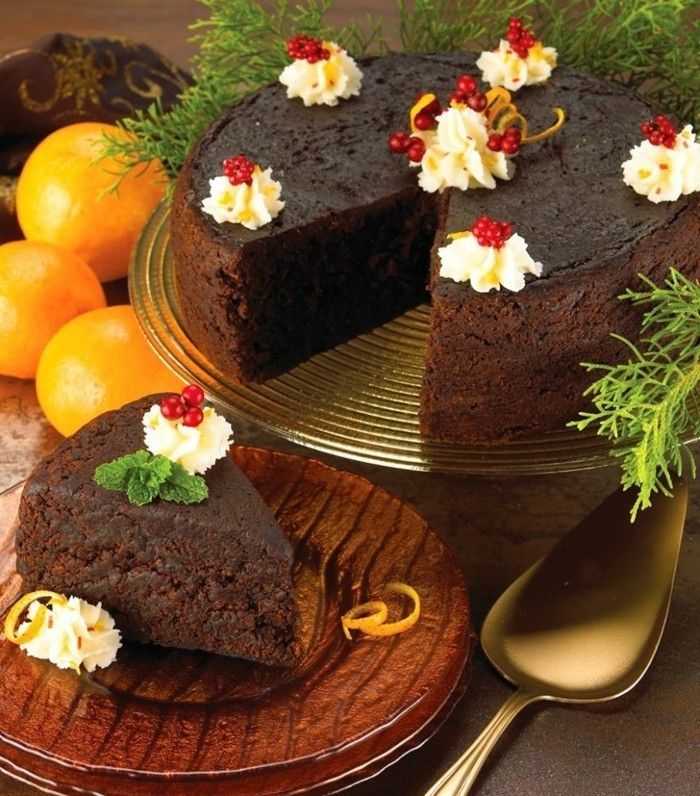 paprastas šokoladinis pyragas-su-išgalvotas dekoravimo