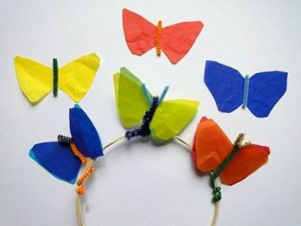 enkla hantverk-idéer-färgstarka-fjärilar-av-papper-vit bakgrund