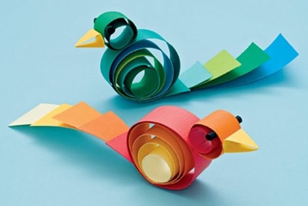 jednoduché remeselné nápady-farebné vtáky - pozadie v modrej farbe