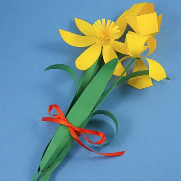 paprastos amatų idėjos - geltonos spalvos gėlės iš popieriaus mėlynojo fono
