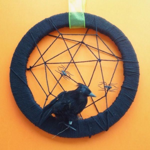 Enkle håndverk-ideer-interessant-svart-krans-på en oransje vegg