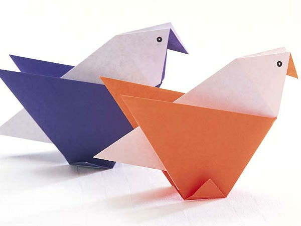 jednoduché remeselné nápady - tvorba origami - pozadie v bielej farbe