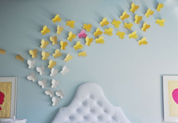 enkla hantverk-idéer-papper-fjärilar-på-väggen-på en blå vägg