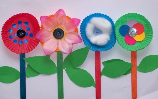 enkla hantverk-idéer-fyra vackra-blommor-av-papper - fyra olika modeller