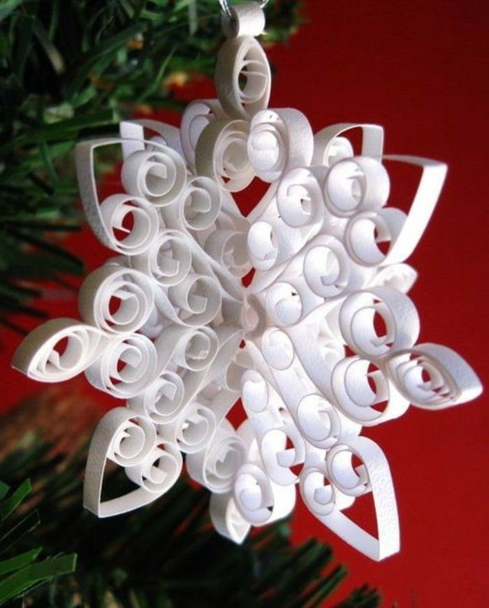 simple-artesanais ideias-para-natal branco pendurado-flocos de neve-como-presente