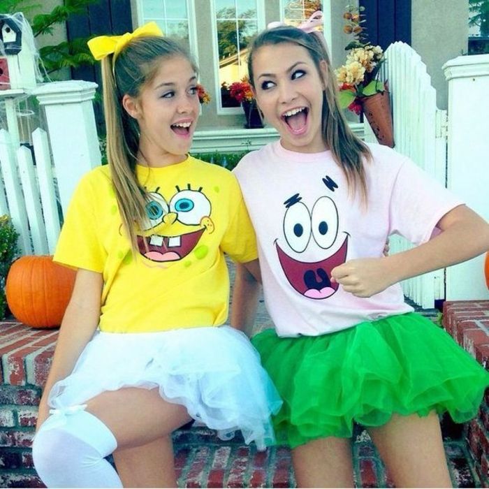 dve priateľky s kostýmami pre Spongebob SquarePants