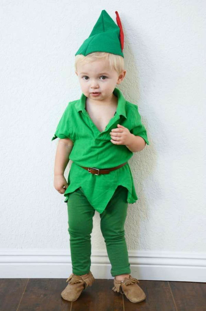 rozkošný malý chlapec so zeleným kostýmom