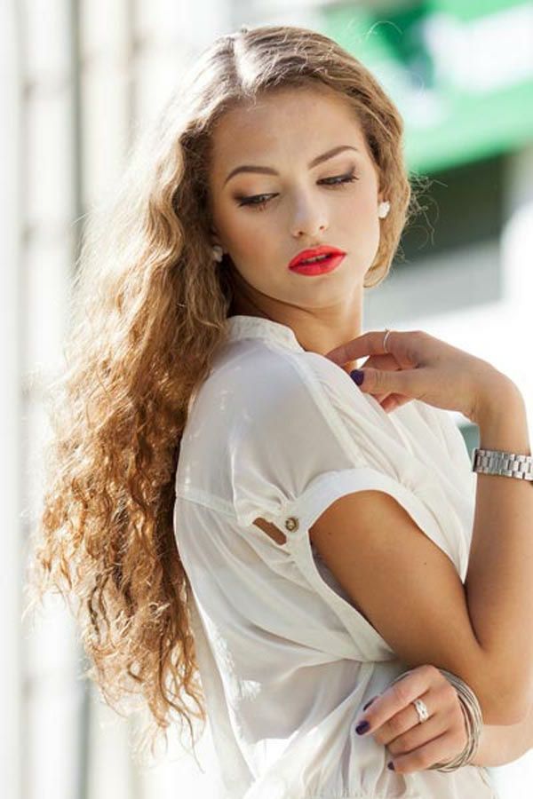 easy-kapsels-for-long-hair-red-lips-and-bright-hair