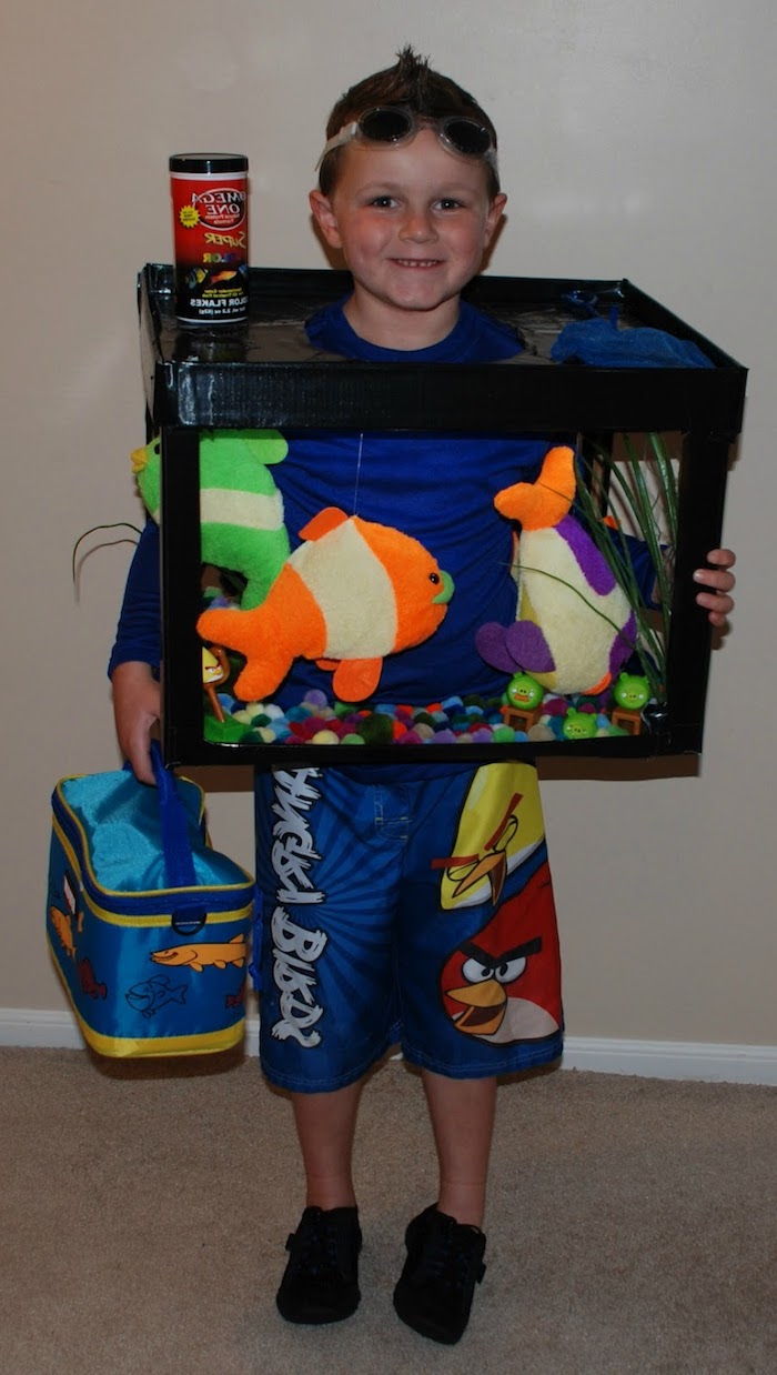 un costum fantezist de Halloween - un acvariu cu pește de pluș - costume de Halloween pentru copii