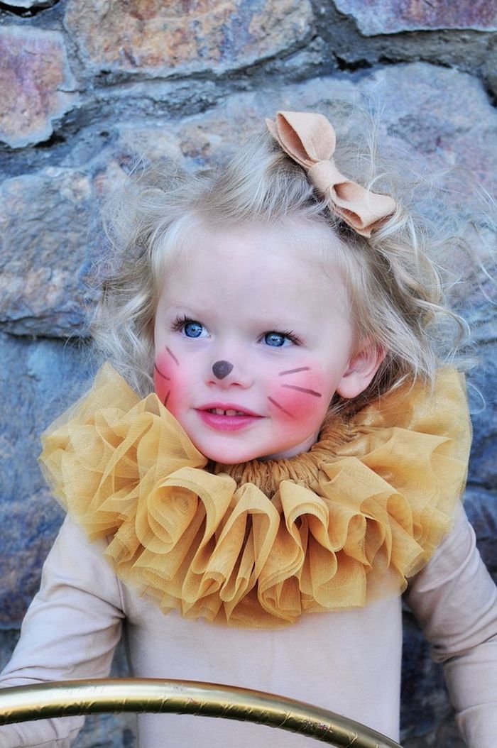 simple costume de Halloween ale unei fetițe cu costum de pisică