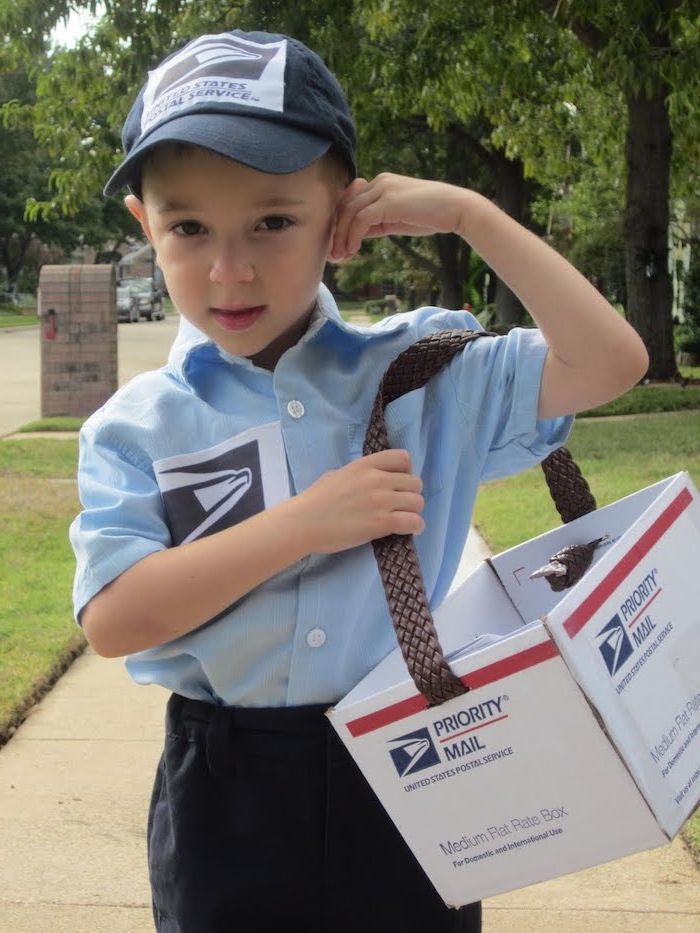 un poștaș mic cu cămașă albastră, pantaloni negri și șapcă - costume de Halloween pentru copii