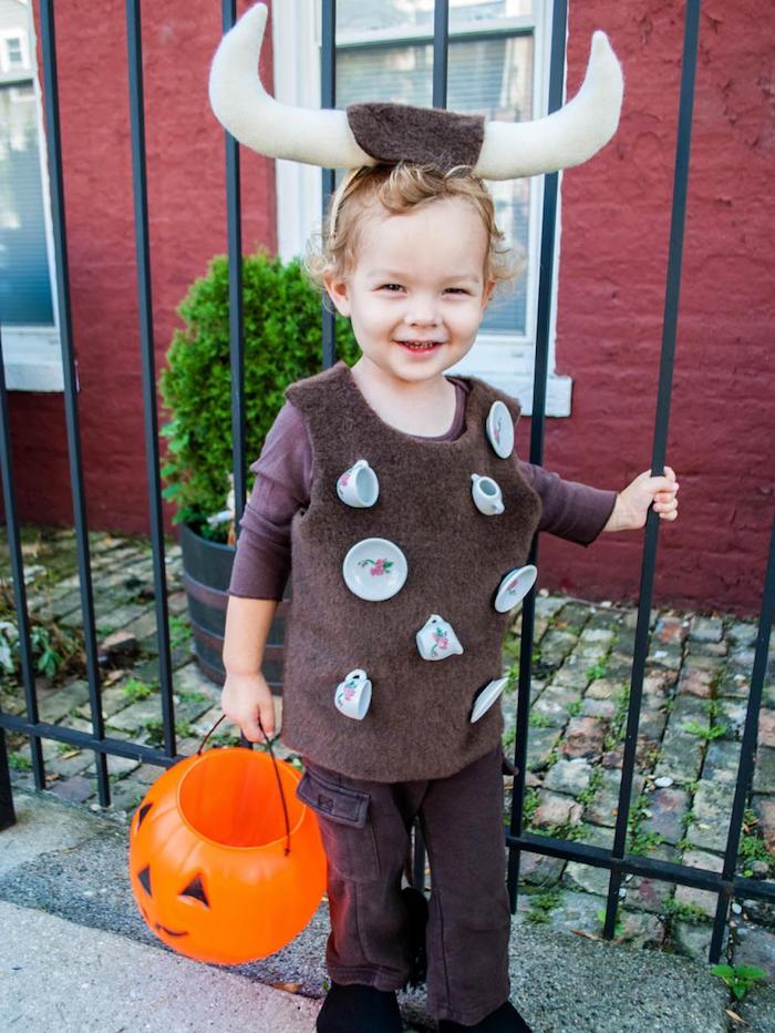 un blond băiat îmbrăcat ca un taur, atârnând mici cești - idei de costume de Halloween pentru copii