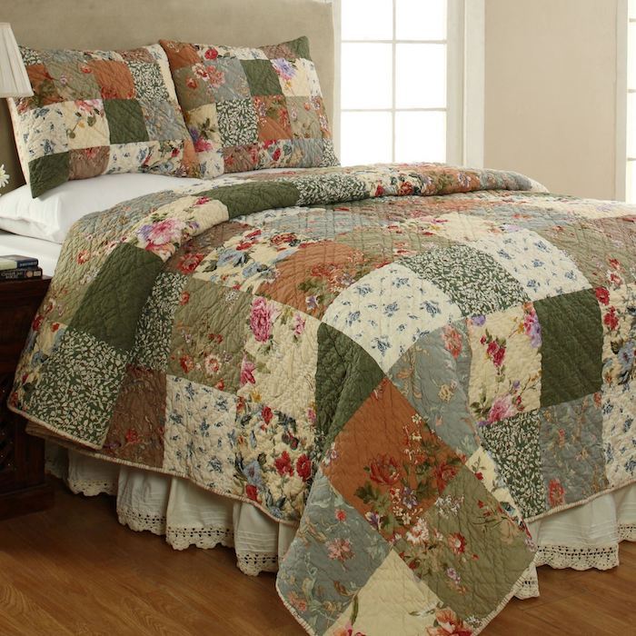 Patchwork teppe sy-grønn og brun teppe med rose mønster som sengetøy