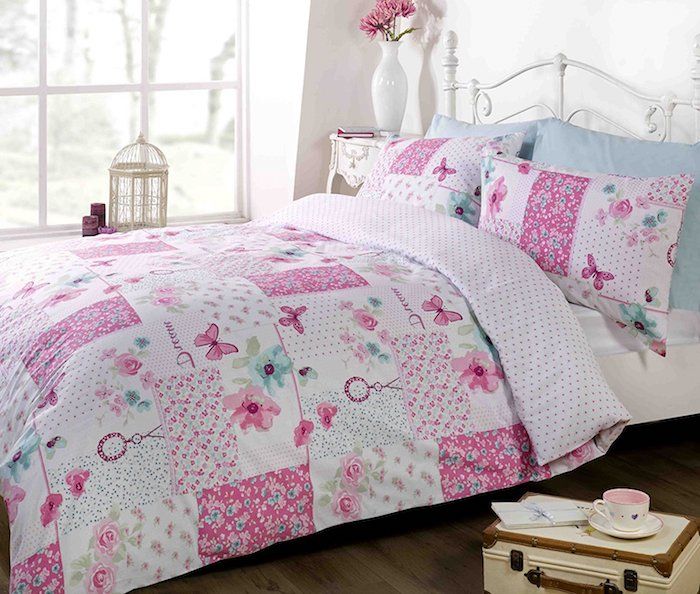 Patchwork quilt sy för sovrummet till en tjej i rosa färg med fjärilar mönster
