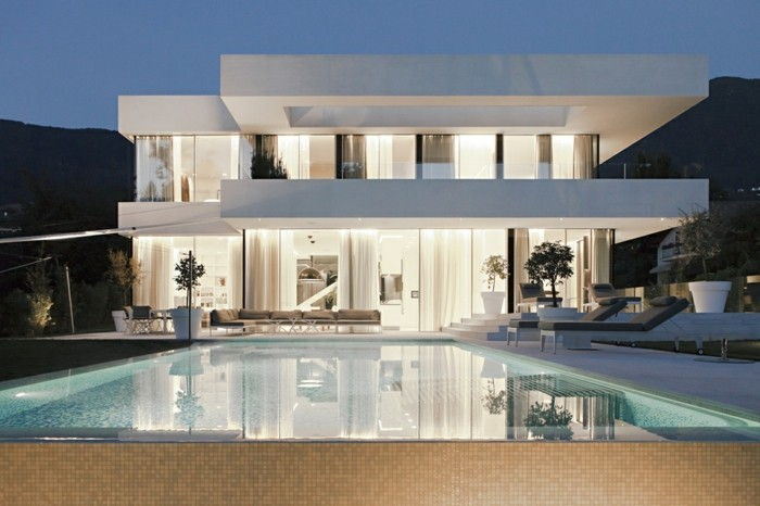 Namas-statyti-balta-minimalistinio dizaino-su-baseinas
