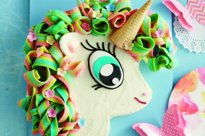 unicorn kaka - en liten enhörning med stora ögon och en grön mane