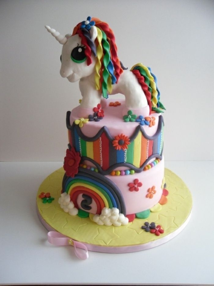 bolo de unicórnio - aqui é uma torta de unicórnio de conto de fadas com um unicórnio com uma juba de cor de arco-íris