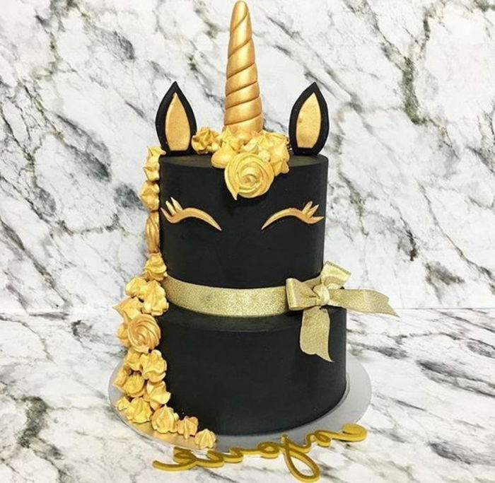 unicorn kaka - här är en svart enhörning med en gyllene man och ett horn