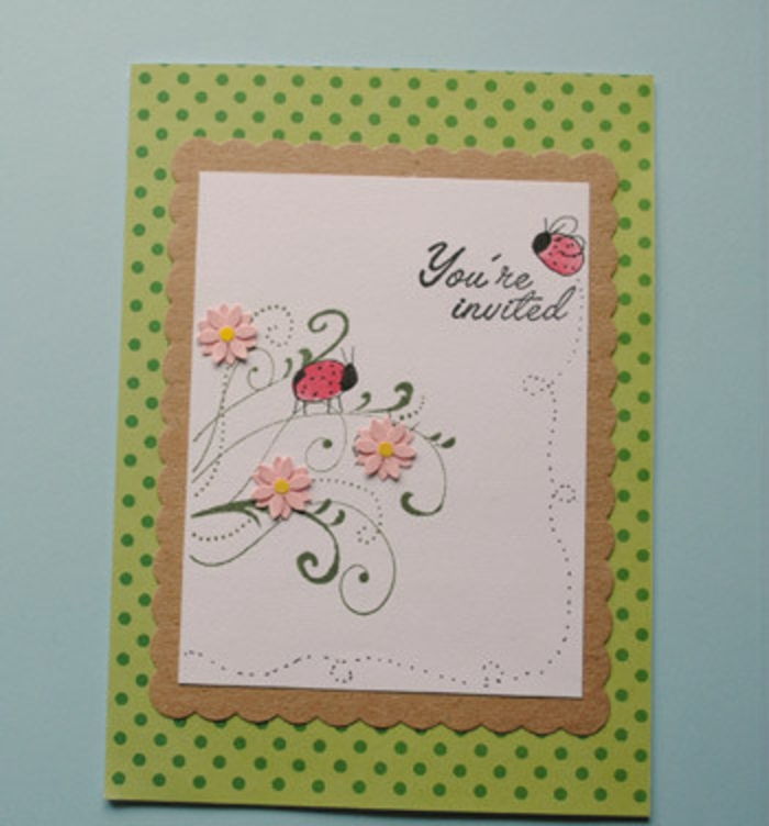 De verjaardagsuitnodigingskaart van het meisje: groen patroondocument met punten, golfkarton, Witboek, tekeningen
