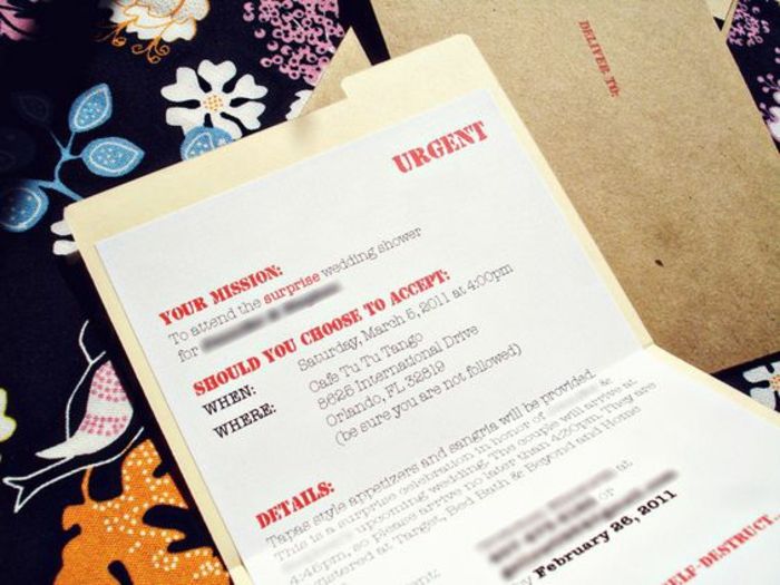 Tinker-uitnodigingskaart zelf: map voor personeelsdossier van geel karton, wit vel papier met rode en zwarte letters