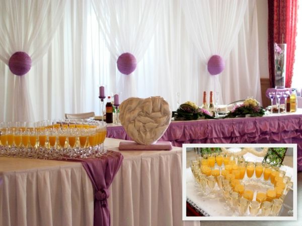 Šiuolaikinės vestuvių dekoracijos stalui violetiniams elementams