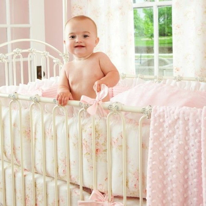 Edinstvena-design-baby-posteljica-girl-svetle barve