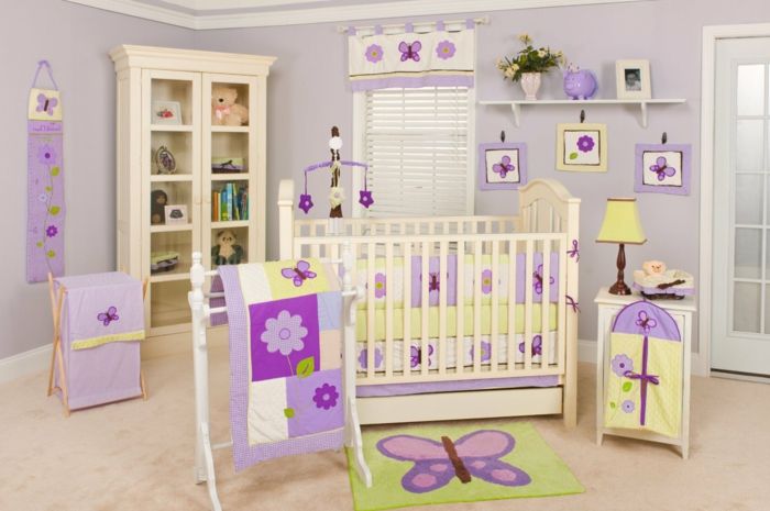 Kreş bebek odası dekorasyon kelebekler mor çiçek battaniye dolap yatak resimleri renkli tasarım odası