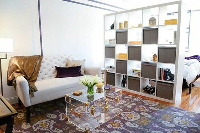 dispozitiv-raft-o cameră separatoare-living-dormitor-perete despărțitor raft alb-canapea-model covor-transparent-tabel