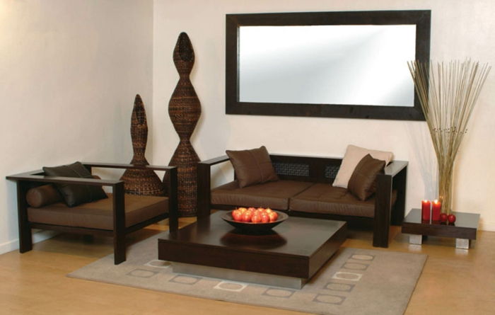 Príklady zariadení, obývacia izba, veľké zrkadlo hnedé sofa
