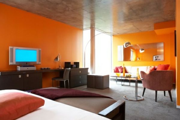 innredning ideer-soverom-oransje-vegger-mange møbler