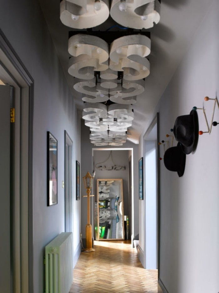 Zriadenie nápadov úzky koridor-fialovo-steny-zaujímavá, stropné svietidlo