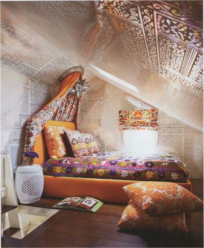 unica camera da letto Boho soffitto decorato pareti