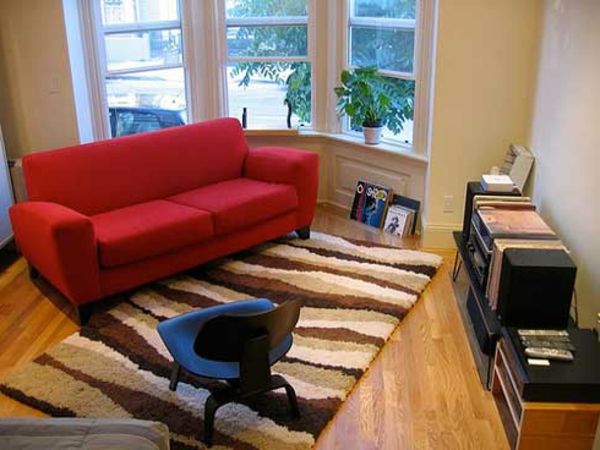 Studija-su-raudona sofa