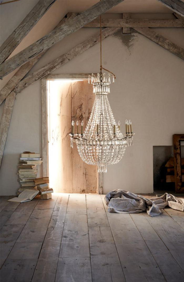 eklektický zloženie byt-in-rustikálnym nábytkom Stylish krištáľový luster