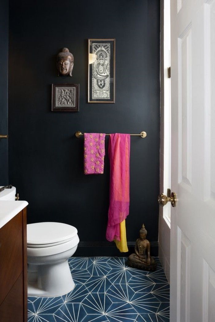 olarak eklektik Banyo iç siyah duvarları Buda heykelcikleri Dekorasyon havlu flaş Renk mavi geometrik yer karoları banyo fayansı modeli