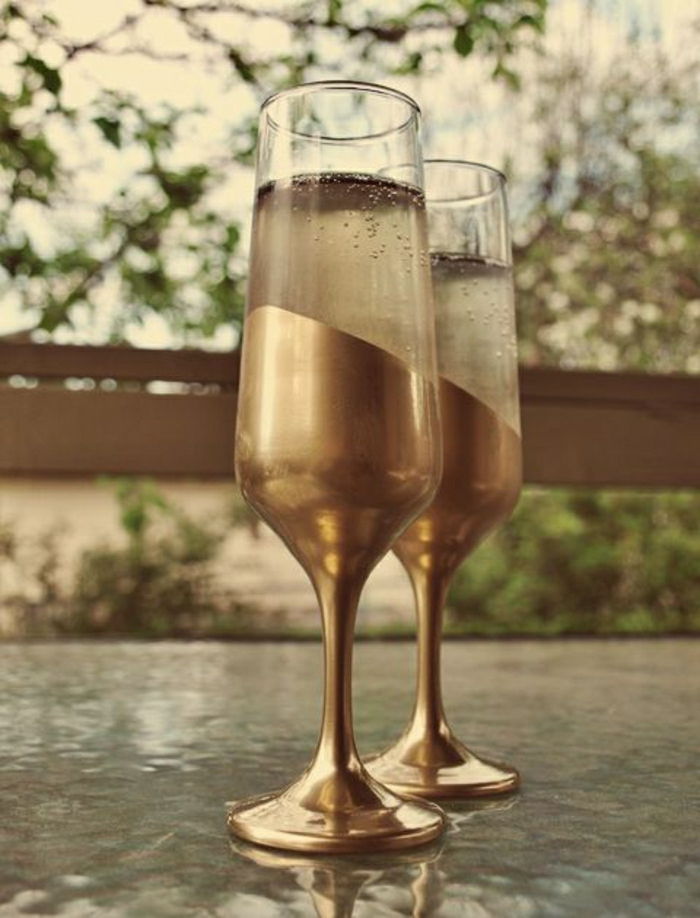 vidros elegantes do champanhe e decoração do ouro