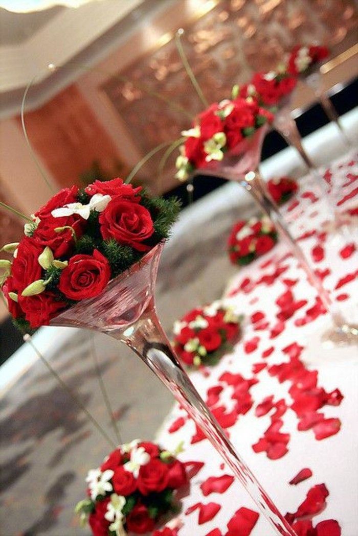 elegantiškas stalo papuošimas idėjos-su-rožių žiedlapių