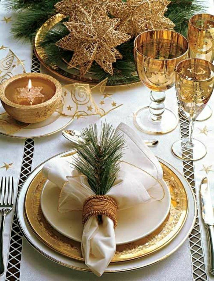 elegantiškas stalo papuošimas Kalėdoms su auksiniais motyvais