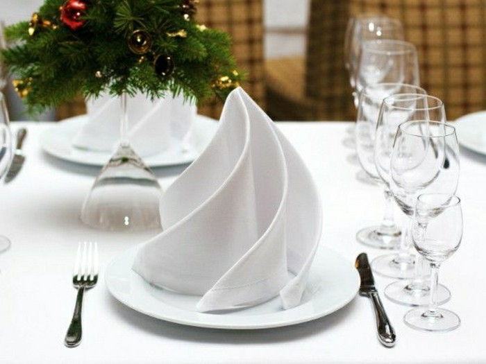 decor elegant de masă în șervețel alb, cu-o forma neobisnuita