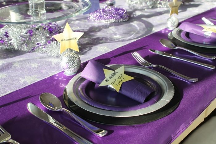 elegancki stół dekoracji fioletowe odcienie rekordy