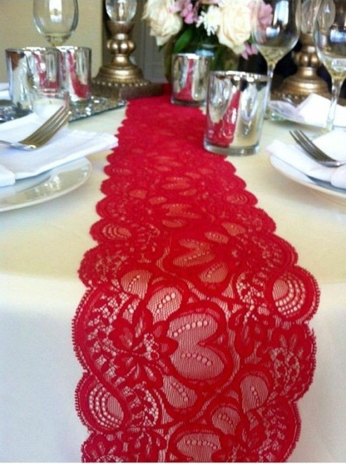 elegantiškas stalo papuošimas su Raudonojo iki piko AS-Runner