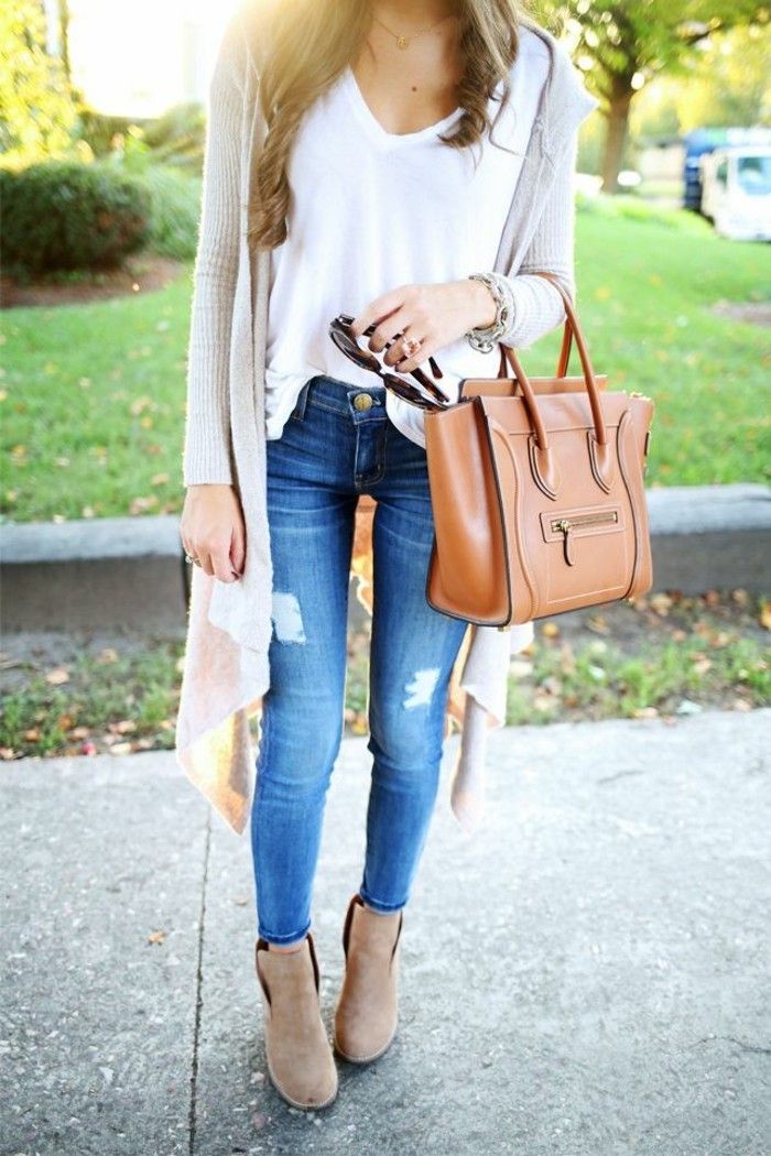 i jeans visione eleganti e top bianco e maglione beige