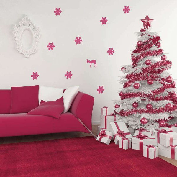 Şık bir oturma odası-tasarım-beyaz-siklamen rengi duvar dövmeler sunni çam Garland topları hediye