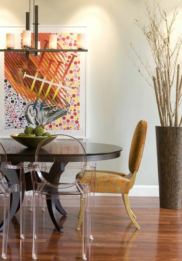 Vaza elegantă de podea în sala de mese și pictura pe perete