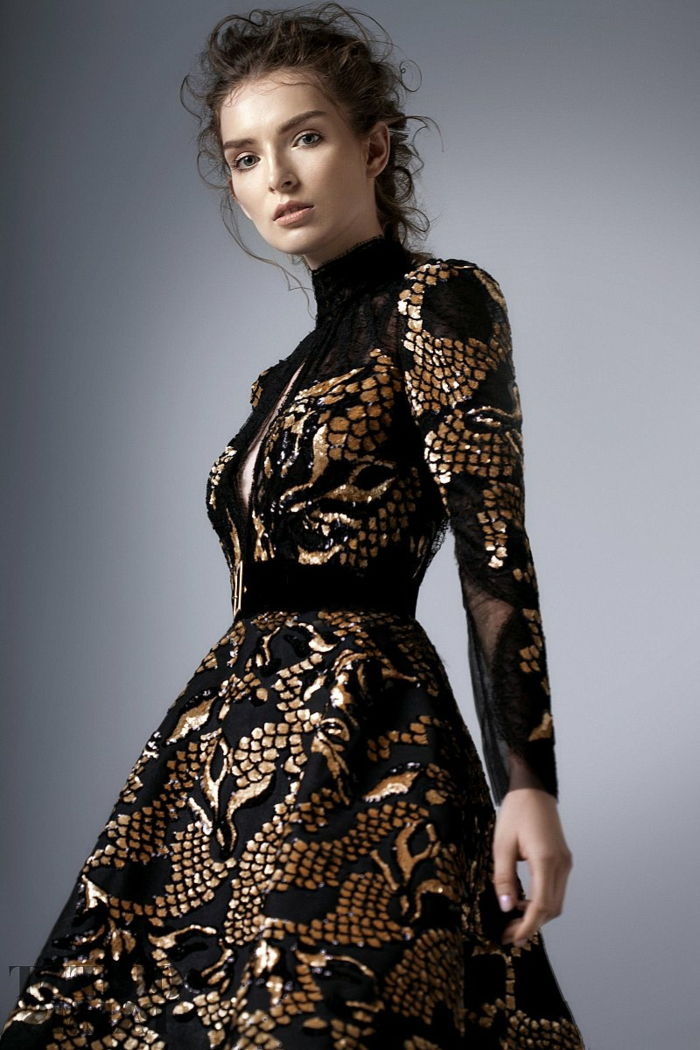 elegantná dámska móda - šaty z čierneho tylu so zlatými ozdobami a pollo golierom, šaty s rozrezaním na hrudi
