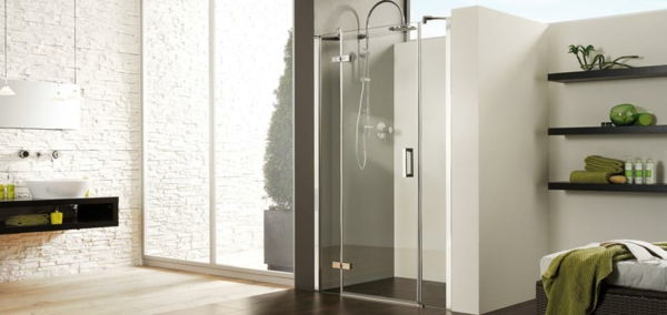 elegancko wykończona kabina prysznicowa - szklana ściana