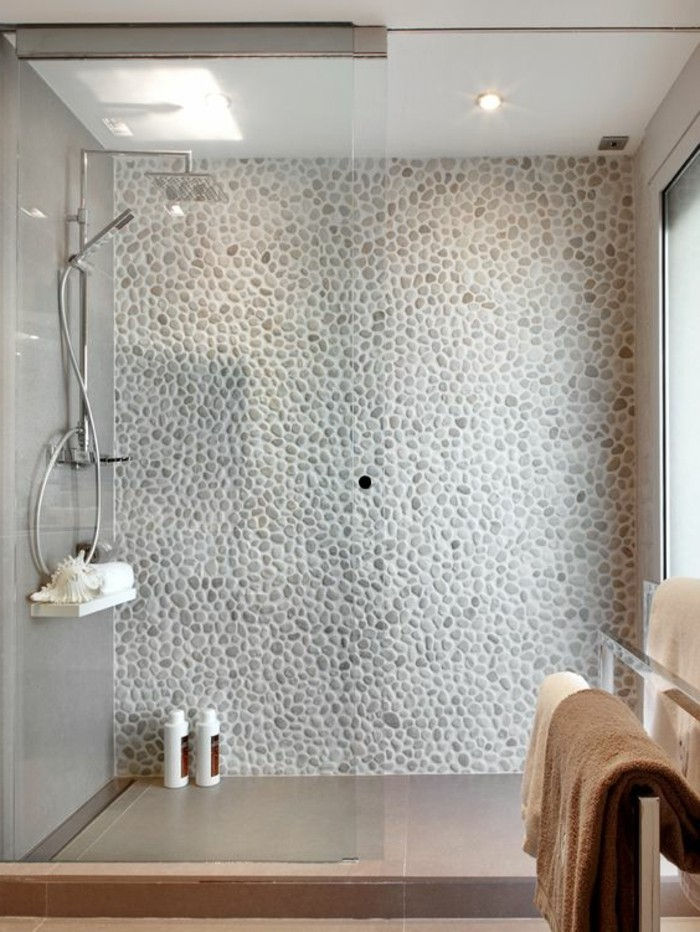 elegante glazen wand-douche-met-stenen muur-in-moderne badkamers