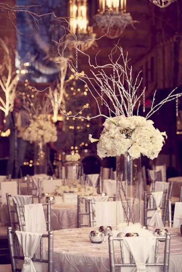 elegantiška vestuvių puošmena už stalo gėlių baltos spalvos